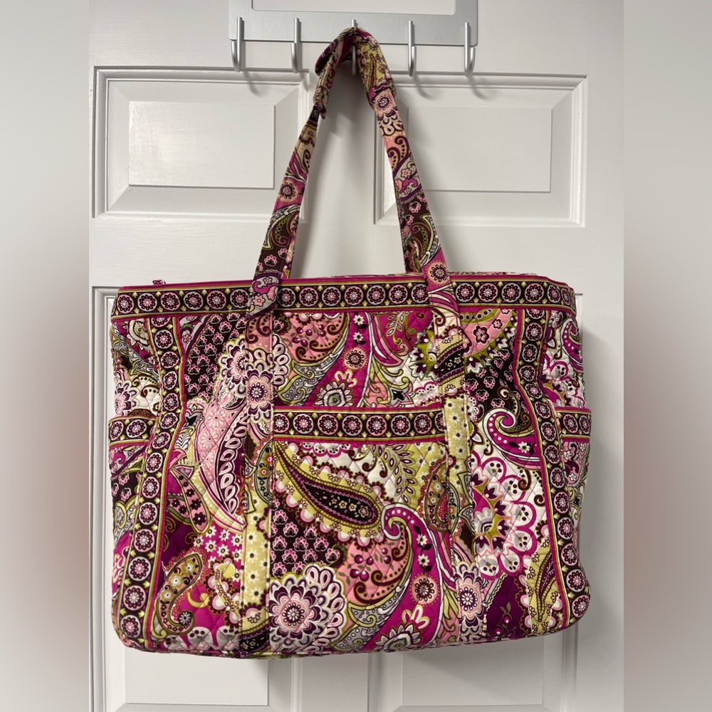 Excellent used condition large pink paisley Vera Bradley zipped tote/duffel bag